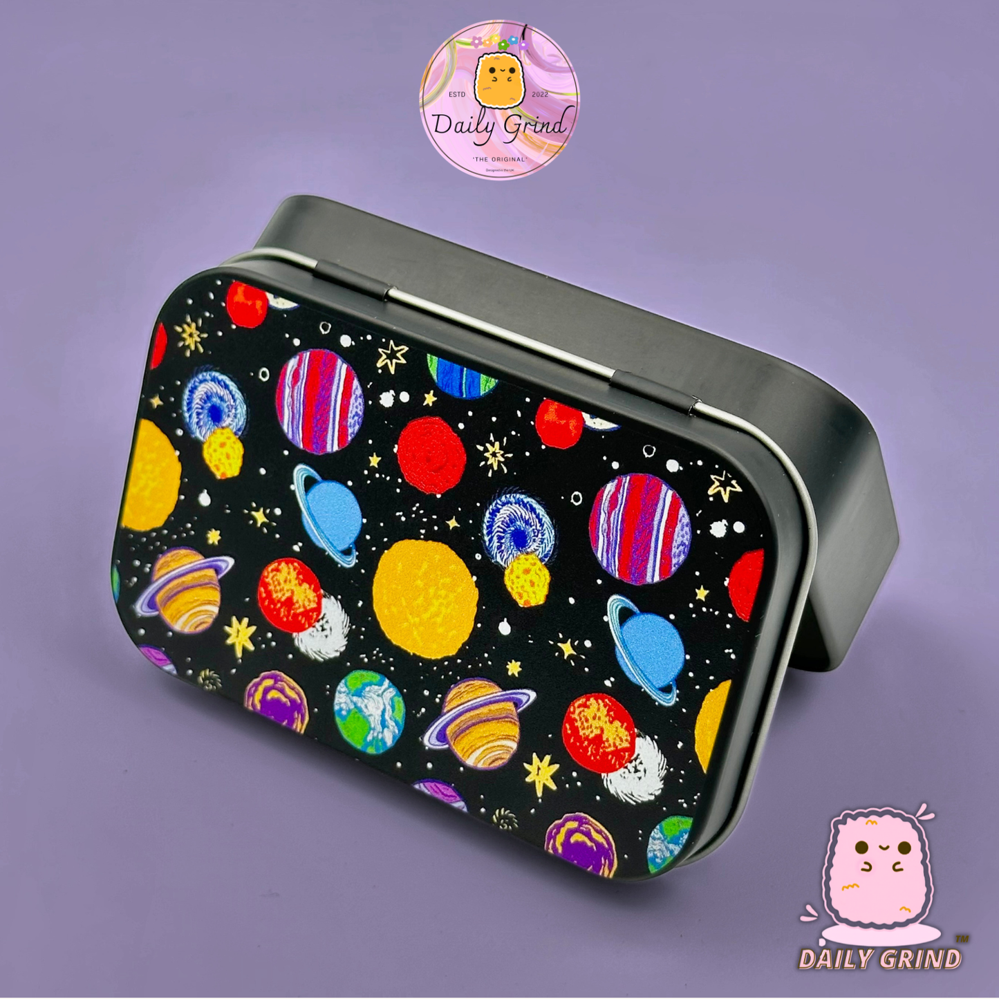 90's Galaxy Cartoon Planets - 1oz Black / Crystal / Jewellery / Coins / Bits & Pieces / Hide / Money / Make-Up 1oz Black Hinge Lid Tin Box Gift - 9.5 x 6.2 x 2 cm - Cute Funny Metal Organiser Gift Idea