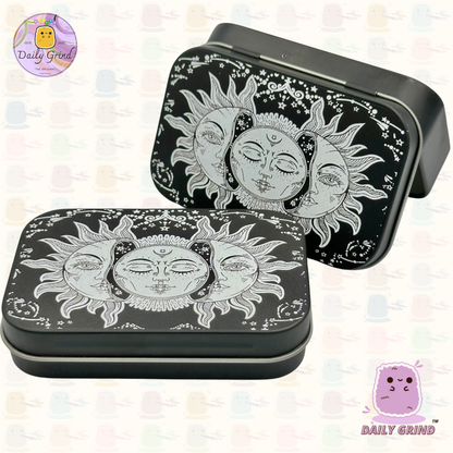 Sol + Luna Astrología Calmante Diseño Pacífico 2oz Pastilla de Tabaco Negro Baccy Stash Monedas Cristales Joyería Bisagra Tapa Lata Regalo