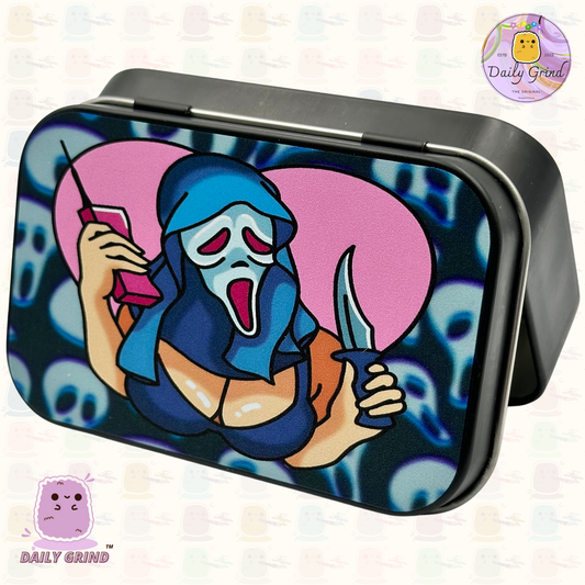 Baddie girl Scary Funny Cute Horror B 1oz Negro Tabaco / Píldora / Baccy / Stash / Monedas / Cristales / Joyería Bisagra Tapa Caja de lata Regalo