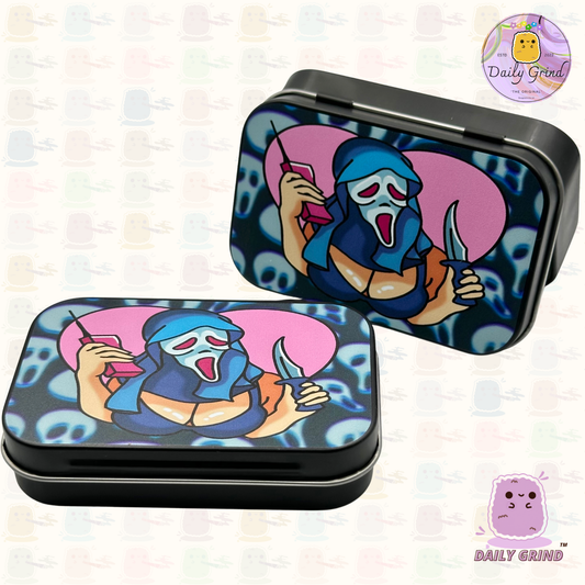 Baddie girl Scary Funny Cute Horror B 1oz Negro Tabaco / Píldora / Baccy / Stash / Monedas / Cristales / Joyería Bisagra Tapa Caja de lata Regalo