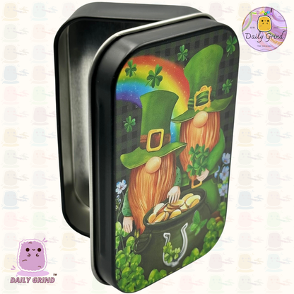 Lindo Leprechaun Twins Rainbow Green 1oz Negro Tabaco / Píldora / Baccy / Stash / Monedas / Cristales / Joyería Bisagra Tapa Caja de lata Regalo
