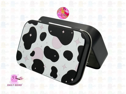 Cow Print Pink Daisy Cattle - 1oz Black / Crystal / Jewellery / Coins / Bits & Pieces / Hide / Money / Make-Up 1oz Black Hinge Lid Tin Box Gift - 9.5 x 6.2 x 2 cm - Cute Funny Metal Organiser Gift Idea