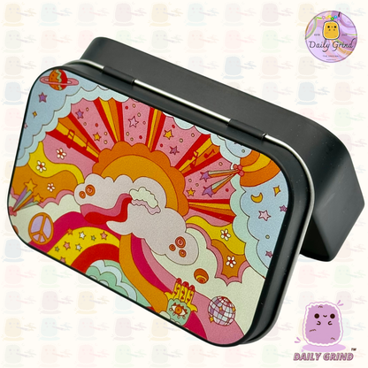 Cute Cloud World Sun Rainbow Peaceful 2oz Negro Tabaco / Píldora / Baccy / Stash / Monedas / Cristales / Joyería Bisagra Tapa Lata Regalo