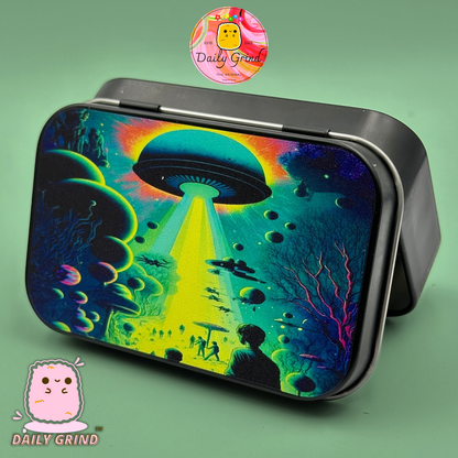 Alien Abduction UFO Green Scary 1oz Tabac noir / Pilule / Baccy / Cachette / Pièces de monnaie / Cristaux / Bijoux Charnière Couvercle Boîte en étain Cadeau