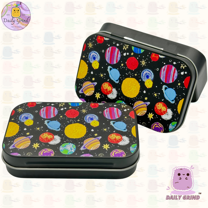 90's Galaxy Cartoon Planets - 1oz Black / Crystal / Jewellery / Coins / Bits & Pieces / Hide / Money / Make-Up 1oz Black Hinge Lid Tin Box Gift - 9.5 x 6.2 x 2 cm - Cute Funny Metal Organiser Gift Idea