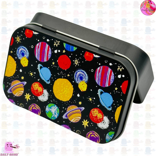 90's Galaxy Cartoon Planets - 1oz Black / Crystal / Jewellery / Coins / Bits & Pieces / Hide / Money / Make-Up 1oz Black Hinge Lid Tin Box Gift - 9.5 x 6.2 x 2 cm - Cute Funny Metal Organiser Gift Idea