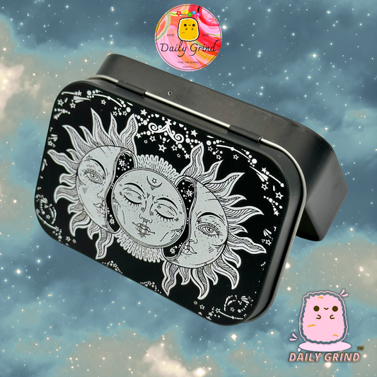 Sol + Luna Astrología Calmante Diseño Pacífico 2oz Pastilla de Tabaco Negro Baccy Stash Monedas Cristales Joyería Bisagra Tapa Lata Regalo