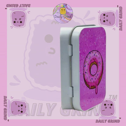 Donut esmerilado rosa con chispitas, diseño bonito, 2 oz, tabaco blanco/píldora, Baccy Stash, monedas, cristales, joyería, tapa con bisagra, regalo de lata