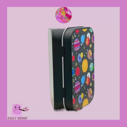 90's Galaxy Cartoon Planets - 1oz Black / Crystal / Jewellery / Coins / Bits & Pieces / Hide / Money / Make-Up 1oz Black Hinge Lid Tin Box Gift - 9.5 x 6.2 x 2 cm - Cute Funny Metal Organiser Gift Idea