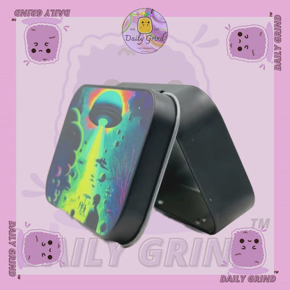 Alien Abduction UFO Green Scary 1oz Tabac noir / Pilule / Baccy / Cachette / Pièces de monnaie / Cristaux / Bijoux Charnière Couvercle Boîte en étain Cadeau