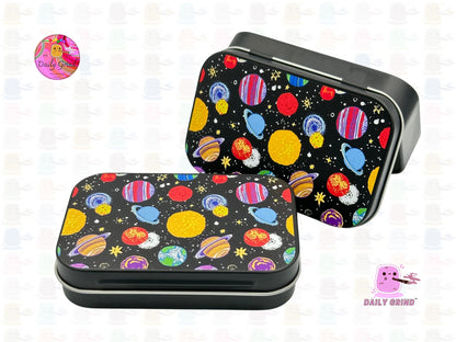 90's Galaxy Colourful Planets Outer Space Design 1oz Black / Crystal / Jewellery / Coins / Bits & Pieces / Hide / Money / Make-Up 1oz Black Hinge Lid Tin Box Gift - 9.5 x 6.2 x 2 cm - Cute Funny Metal Organiser Gift Idea