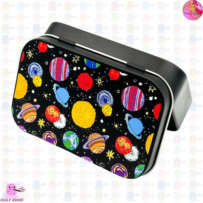 90's Galaxy Colourful Planets Outer Space Design 1oz Black / Crystal / Jewellery / Coins / Bits & Pieces / Hide / Money / Make-Up 1oz Black Hinge Lid Tin Box Gift - 9.5 x 6.2 x 2 cm - Cute Funny Metal Organiser Gift Idea